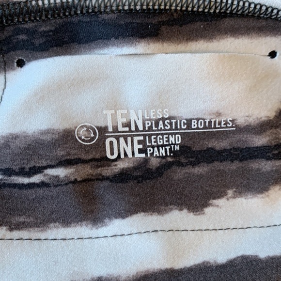 Nike Dri-Fit Black & White Zebra Striped Athletic Cropped Leggings Capris - Picture 5 of 7